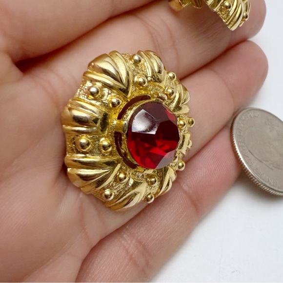Vintage Red Crystal Glass Round Ornate Framed Goldtone Clip On Earrings - Picture 4 of 5